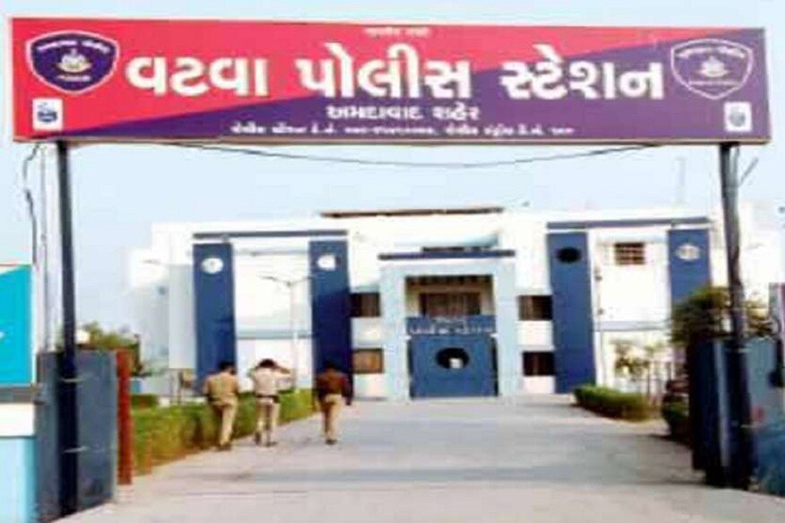 સાંજના સમયે વૃદ્ધ દાદા સાથે 5 વર્ષની ઇશીતા આવતા જ પોલીસ પણ ચોંકી ઉઠી હતી. ઇસીતાએ વટવા જીઆઇડીસી પોલીસ મથકના પીઆઇ ડી.આર.ગોહિલને પીગી બેક આપીને કહ્યું કે મારા પીગી બેન્કમાં જેટલા પણ પૈસા છે તે બધા સરકારને આપવા છે. સાંજના સમયે વૃદ્ધ દાદા સાથે 5 વર્ષની ઇશીતા આવતા જ પોલીસ પણ ચોંકી ઉઠી હતી. ઇસીતાએ વટવા જીઆઇડીસી પોલીસ મથકના પીઆઇ ડી.આર.ગોહિલને પીગી બેક આપીને કહ્યું કે મારા પીગી બેન્કમાં જેટલા પણ પૈસા છે તે બધા સરકારને આપવા છે.