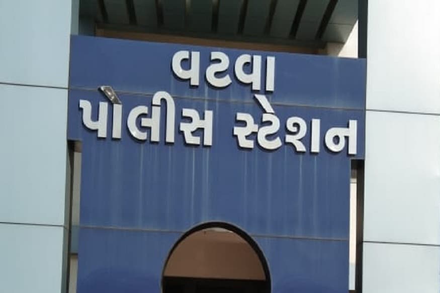 જેથી સરકાર ગરીબ લોકોની મદદ કરી શકે અને કોરોના સામે લડી શકે. <br />પીઆઈએ ચોંકી જવાની સાથે આ બાળકી ક્યાંની છે, શેમાં અભ્યાસ કરે છે જેવી વાતો કરીને તેનું દિલ જીતી લીધું હતું. જેથી સરકાર ગરીબ લોકોની મદદ કરી શકે અને કોરોના સામે લડી શકે. <br />પીઆઈએ ચોંકી જવાની સાથે આ બાળકી ક્યાંની છે, શેમાં અભ્યાસ કરે છે જેવી વાતો કરીને તેનું દિલ જીતી લીધું હતું.