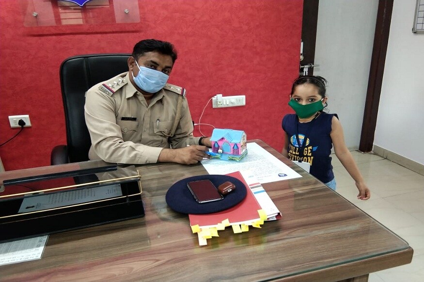 અમદાવાદ: શહેરની વટવા જીઆઇડીસી પોલીસ (vatva GIDC police) કોરોનાને લઈને કામમાં વ્યસ્ત હતી. ત્યારે એક પાંચ વર્ષની બાળકી અચાનક જ પોલીસ સ્ટેશનમાં પીઆઈની ચેમ્બરમાં આવી ગઈ. અને પીગી બેન્ક તેમના ટેબલ પર મૂકીને કહ્યું કે આ પૈસા જરૂરિયાત મંદ લોકો સુધી પહોંચાડજો. પોલીસ પણ પાંચ વર્ષની બાળકીની આ વાત સાંભળીને સ્તબ્ધ થઈ ગઈ હતી. (હર્મેશ સુખડિયા, અમદાવાદ) અમદાવાદ: શહેરની વટવા જીઆઇડીસી પોલીસ (vatva GIDC police) કોરોનાને લઈને કામમાં વ્યસ્ત હતી. ત્યારે એક પાંચ વર્ષની બાળકી અચાનક જ પોલીસ સ્ટેશનમાં પીઆઈની ચેમ્બરમાં આવી ગઈ. અને પીગી બેન્ક તેમના ટેબલ પર મૂકીને કહ્યું કે આ પૈસા જરૂરિયાત મંદ લોકો સુધી પહોંચાડજો. પોલીસ પણ પાંચ વર્ષની બાળકીની આ વાત સાંભળીને સ્તબ્ધ થઈ ગઈ હતી. (હર્મેશ સુખડિયા, અમદાવાદ)