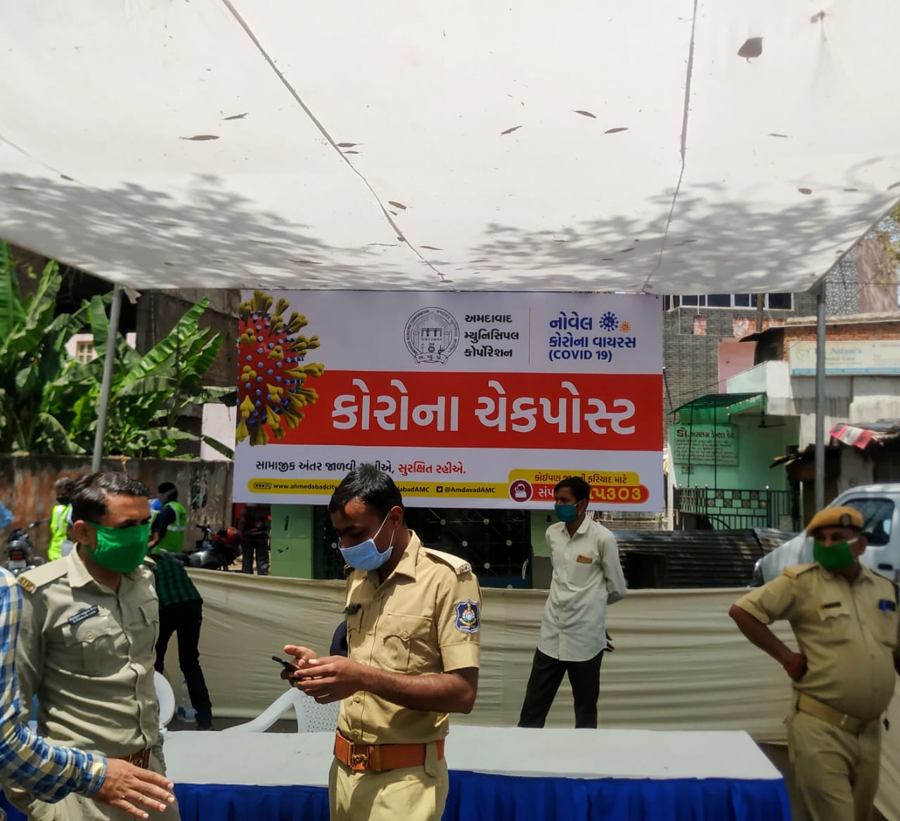 અમદાવાદમાં આવતીકાલથી સ્થિતિ સામાન્ય ન થાય ત્યાં સુધી કોઈ પણ વ્યક્તિ માસ્ક વગર બહાર નીકળશે તો તેને રૂપિયા 5000નો દંડ થશે. જે વ્યક્તિ દંડ નહીં ભરે તેના પર FIR કરવામાં આવસે અને 3 વર્ષની સજા મુજબનો ગુનો નોંધવામાં આવશે. અમદાવાદમાં આવતીકાલથી સ્થિતિ સામાન્ય ન થાય ત્યાં સુધી કોઈ પણ વ્યક્તિ માસ્ક વગર બહાર નીકળશે તો તેને રૂપિયા 5000નો દંડ થશે. જે વ્યક્તિ દંડ નહીં ભરે તેના પર FIR કરવામાં આવસે અને 3 વર્ષની સજા મુજબનો ગુનો નોંધવામાં આવશે.
