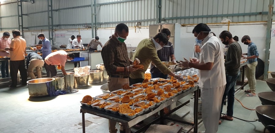 નિલેશ ભાઈ અને તેમનો પરિવાર દરેક ચારરસ્તા પર સુરક્ષામાં તૈનાત પોલીસ કર્મીઓ માટે ભોજન તૈયાર કરી રોજ નરોડા પોલીસ સ્ટેશન, કૃષ્ણનગર પોલીસ તેમજ સિવિલ હોસ્પિટલ અને 1000 પોલીસ કર્મચારીઓનું જમવાનું અસારવા મામલતદાર ઓફીસમા આપે છે. બપોર જમવામાં પુરી -શાક અથવા રોટલી-શાક અને રાતે ખીચડીના ફુડ પેકેટ બનાવવી પહોંચાડવામાં આવે છે. માત્ર પોલીસ જવાનો જ નહીં ગરીબો માટે પણ ભોજનની વ્યવસ્થામાં આ પરિવાર લાગ્યો છે. નિલેશ ભાઈ અને તેમનો પરિવાર દરેક ચારરસ્તા પર સુરક્ષામાં તૈનાત પોલીસ કર્મીઓ માટે ભોજન તૈયાર કરી રોજ નરોડા પોલીસ સ્ટેશન, કૃષ્ણનગર પોલીસ તેમજ સિવિલ હોસ્પિટલ અને 1000 પોલીસ કર્મચારીઓનું જમવાનું અસારવા મામલતદાર ઓફીસમા આપે છે. બપોર જમવામાં પુરી -શાક અથવા રોટલી-શાક અને રાતે ખીચડીના ફુડ પેકેટ બનાવવી પહોંચાડવામાં આવે છે. માત્ર પોલીસ જવાનો જ નહીં ગરીબો માટે પણ ભોજનની વ્યવસ્થામાં આ પરિવાર લાગ્યો છે.
