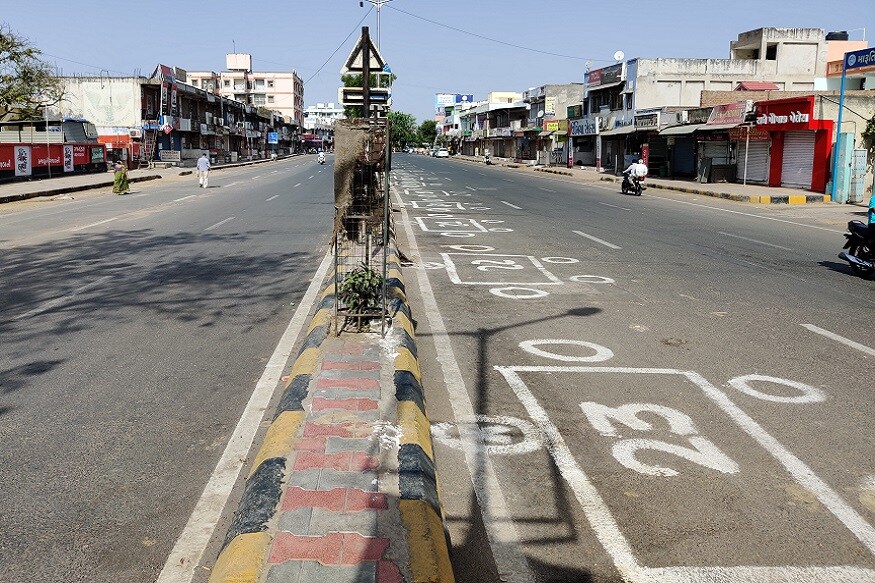 દાણીલીમડાના 1,38,824 લાખ લોકોનો સમાવેશ કન્ટેઇનમેન્ટ વિસ્તારોમાં થાય છે. સાઉથ ઝોનના બહેરામપુરામાં 1,34,409 લોકો કન્ટેઇનમેન્ટ વિસ્તારોમાં છે. જ્યારે મણિગનરમાં 1,23,027 લોકો કન્ટેઇનમેન્ટ વિસ્તારમાં છે. નોર્થ ઝોનના સરસપૂર-રખિયાલમાં 1,82,756 લોકો કન્ટેઇનમેન્ટ વિસ્તારોમાં છે. આ ઉપરાંત વેસ્ટઝોનમાં ગુલબાઈ ટેકરાના 7,544 લોકો કન્ટેઇનમેન્ટ ઝોનમાં છે. આ ઉપરાંત ઇસ્ટ ઝોનમાં ગોમતીપુરના 1,50,980 લોકો કન્ટેઇનમેન્ટ વિસ્તારમાં છે. (પ્રતિકાત્મક તસવીર) દાણીલીમડાના 1,38,824 લાખ લોકોનો સમાવેશ કન્ટેઇનમેન્ટ વિસ્તારોમાં થાય છે. સાઉથ ઝોનના બહેરામપુરામાં 1,34,409 લોકો કન્ટેઇનમેન્ટ વિસ્તારોમાં છે. જ્યારે મણિગનરમાં 1,23,027 લોકો કન્ટેઇનમેન્ટ વિસ્તારમાં છે. નોર્થ ઝોનના સરસપૂર-રખિયાલમાં 1,82,756 લોકો કન્ટેઇનમેન્ટ વિસ્તારોમાં છે. આ ઉપરાંત વેસ્ટઝોનમાં ગુલબાઈ ટેકરાના 7,544 લોકો કન્ટેઇનમેન્ટ ઝોનમાં છે. આ ઉપરાંત ઇસ્ટ ઝોનમાં ગોમતીપુરના 1,50,980 લોકો કન્ટેઇનમેન્ટ વિસ્તારમાં છે. (પ્રતિકાત્મક તસવીર)
