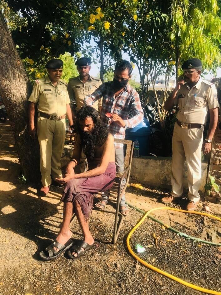 સામાન્ય રીતે કાયદાનું કડક પાલન કરવા પોલીસ લોકોને દંડા સાથે દેખાતી હોય છે પણ અહીં માલપુર પોલીસની માણસાઈ સામે આવી છે. સામાન્ય રીતે કાયદાનું કડક પાલન કરવા પોલીસ લોકોને દંડા સાથે દેખાતી હોય છે પણ અહીં માલપુર પોલીસની માણસાઈ સામે આવી છે.