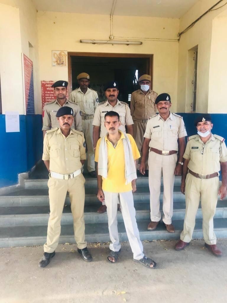 દેશમાં લોકડાઉનની સ્થિતિ છે. કોરોના વૈશ્વિક મહામારી વચ્ચે પોલિસે 24 કલાક ખડેપગે હોય છે ત્યારે ઘરથી બહાર કામ વગર નીકળતા લોકોને કાયદાનું ભાન કરાવતી પોલીસ દંડા મારે તો તેના વિડીયો આપણે ઘણા શેર કરતા હોય છે પણ પોલીસ જવાનો પણ માણસ છે તેમના પણ એ જ દિલ ધડકે છે જે સામાન્ય માણસમાં ધડકે છે. ત્યારે માલપુર પોલીસને News18ગુજરાતી પરિવાર તેમની માનવતાની કામગીરીને બિરદાવે છે. દેશમાં લોકડાઉનની સ્થિતિ છે. કોરોના વૈશ્વિક મહામારી વચ્ચે પોલિસે 24 કલાક ખડેપગે હોય છે ત્યારે ઘરથી બહાર કામ વગર નીકળતા લોકોને કાયદાનું ભાન કરાવતી પોલીસ દંડા મારે તો તેના વિડીયો આપણે ઘણા શેર કરતા હોય છે પણ પોલીસ જવાનો પણ માણસ છે તેમના પણ એ જ દિલ ધડકે છે જે સામાન્ય માણસમાં ધડકે છે. ત્યારે માલપુર પોલીસને News18ગુજરાતી પરિવાર તેમની માનવતાની કામગીરીને બિરદાવે છે.
