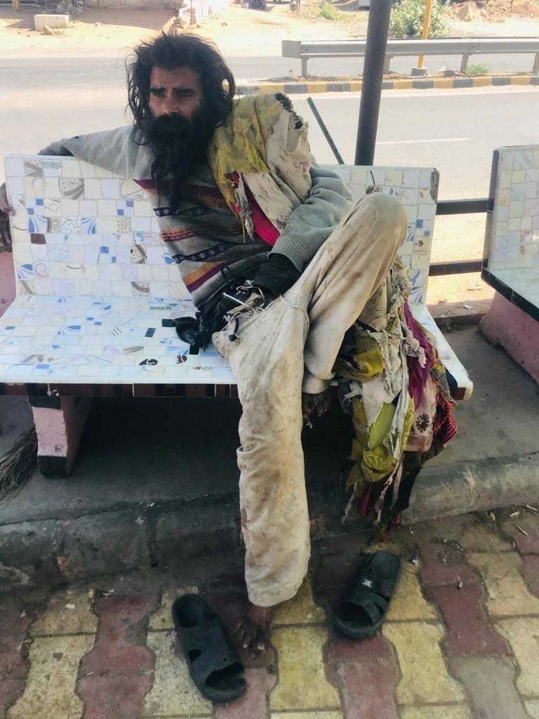 પીએસઆઇ એન. એમ. સોલંકીની હાજરીમાં પોલીસ જવાનોએ ભિક્ષુકને સ્નાન કરાવ્યું હતું. લાંબા જટિલ થઇ ગયેલા વાળને પણ સરખી રીતે કાપવામાં આવ્યા હતા. ભિક્ષુક પણ હેરાન હતો કે, મારી સાથે શું થઇ રહ્યું છે પણ પોલીસે ભિક્ષુકનું સ્વરૂપ જ બદલી નાખ્યું. પીએસઆઇ એન. એમ. સોલંકીની હાજરીમાં પોલીસ જવાનોએ ભિક્ષુકને સ્નાન કરાવ્યું હતું. લાંબા જટિલ થઇ ગયેલા વાળને પણ સરખી રીતે કાપવામાં આવ્યા હતા. ભિક્ષુક પણ હેરાન હતો કે, મારી સાથે શું થઇ રહ્યું છે પણ પોલીસે ભિક્ષુકનું સ્વરૂપ જ બદલી નાખ્યું.