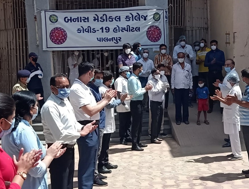 બાળકના દાદાએ રૂપસિંહભાઇ વડાલીયા જણાવ્યું કે, જયારે મને ખબર પડી કે મારા પૌત્રનો કોરોના રિપોર્ટ પોઝીટીવ આવ્યાનું સાંભળ્યા પછી હું ગભરાઇ ગયો હતો. બનાસ મેડીકલ કોલેજ સંચાલિત હૉસ્પિટલનાં ર્ડાકટરો, નર્સ સહિત સ્ટાફનો આભાર માનું છે. હું આજે બહુ ખુશ છે કે મારો પૌત્ર સાજો થઇ ગયો છે. બાળકના દાદાએ રૂપસિંહભાઇ વડાલીયા જણાવ્યું કે, જયારે મને ખબર પડી કે મારા પૌત્રનો કોરોના રિપોર્ટ પોઝીટીવ આવ્યાનું સાંભળ્યા પછી હું ગભરાઇ ગયો હતો. બનાસ મેડીકલ કોલેજ સંચાલિત હૉસ્પિટલનાં ર્ડાકટરો, નર્સ સહિત સ્ટાફનો આભાર માનું છે. હું આજે બહુ ખુશ છે કે મારો પૌત્ર સાજો થઇ ગયો છે.