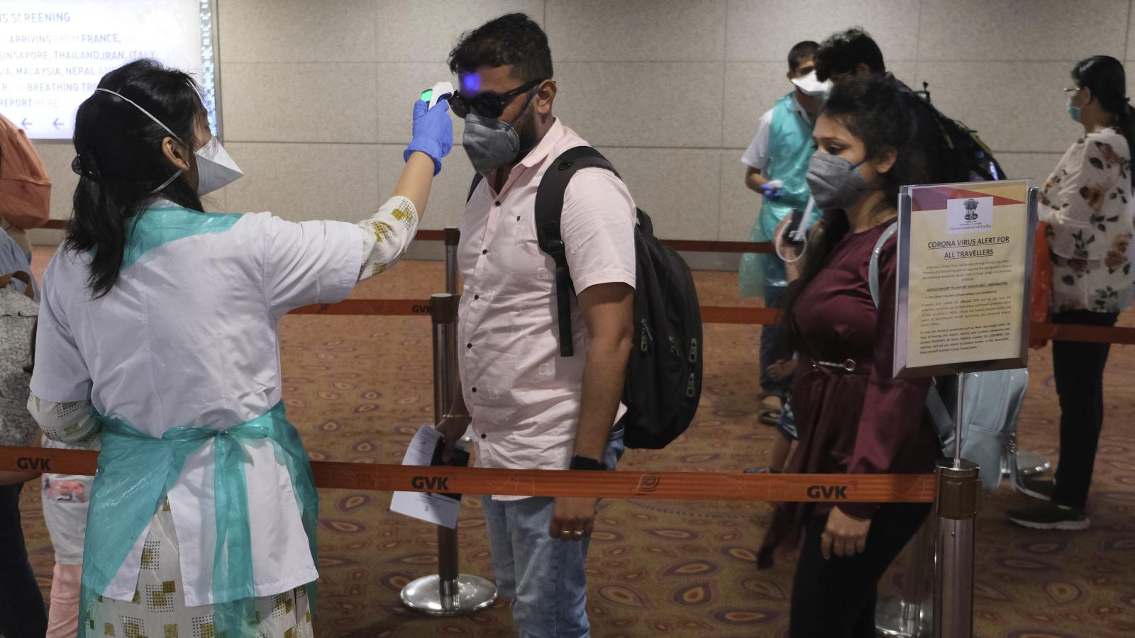 નવી દિલ્હીઃ કોરોના વાયરસ (Coronavirus)ના કહેરથી હવે દેશનો કોઈ પણ ખૂણો બાકી નથી રહ્યો. કોવિડ 19ના સંક્રમણ (COVID 19)ને રોકવા માટે સમગ્ર દેશને 21 દિવસ માટે લૉકડાઉન (Lockdown)કરી દેવામાં આવ્યું છે. ભારત (India)માં કેરળથી કોરોના વાયરસનો પહેલો કેસ સામે આવ્યો હતો. પરંતુ દેશના બીજા એવા શહેર છે જેમાં કોરોના વાયરસ વાયરલની જેમ ફેલાઈ ગયો છે. ભારતમાં 10 શહેરોની ઓળખ કોરોના હૉટસ્પોટ (Corona Hotspot) તરીકે કરવામાં આવી છે. ચાર રાજ્યોમાં બે-બે હૉટસ્પોટ છે. આવો જાણીએ આપણા દેશમાં કોરોના ના 10 હૉટસ્પોટ કયા છે? કયા એ શહેરો છે જ્યાં કોરોના વાયરસે પોતાનો ગઢ બનાવી દીધો છે. નવી દિલ્હીઃ કોરોના વાયરસ (Coronavirus)ના કહેરથી હવે દેશનો કોઈ પણ ખૂણો બાકી નથી રહ્યો. કોવિડ 19ના સંક્રમણ (COVID 19)ને રોકવા માટે સમગ્ર દેશને 21 દિવસ માટે લૉકડાઉન (Lockdown)કરી દેવામાં આવ્યું છે. ભારત (India)માં કેરળથી કોરોના વાયરસનો પહેલો કેસ સામે આવ્યો હતો. પરંતુ દેશના બીજા એવા શહેર છે જેમાં કોરોના વાયરસ વાયરલની જેમ ફેલાઈ ગયો છે. ભારતમાં 10 શહેરોની ઓળખ કોરોના હૉટસ્પોટ (Corona Hotspot) તરીકે કરવામાં આવી છે. ચાર રાજ્યોમાં બે-બે હૉટસ્પોટ છે. આવો જાણીએ આપણા દેશમાં કોરોના ના 10 હૉટસ્પોટ કયા છે? કયા એ શહેરો છે જ્યાં કોરોના વાયરસે પોતાનો ગઢ બનાવી દીધો છે.