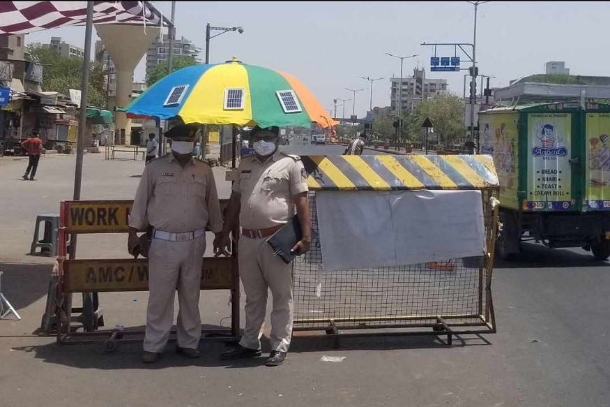 LJમાં મિકેનિકલ એન્જિનિયિરિંગ કરી રહેલો અદીબે આ છત્રીમાં પંખો લગાવ્યો છે. મોબાઈલનું ચાર્જિંગ લગાવ્યું છે અને લાઈટ પણ લગાવી છે.<br />6 સોલાર પેનલથી 12 વોટ વીજળી ઉત્પન્ન કરતી ડિજિટલ છત્રી અનોખીજુહાપુરુના અદીબ મન્સુરીએ જે છત્રી બનાવી છે. જેમા ઉપરની બાજુ પર 2 વોટની કુલ 6 સોલાર પેનલ ફીટ કરવામાં આવી છે. LJમાં મિકેનિકલ એન્જિનિયિરિંગ કરી રહેલો અદીબે આ છત્રીમાં પંખો લગાવ્યો છે. મોબાઈલનું ચાર્જિંગ લગાવ્યું છે અને લાઈટ પણ લગાવી છે.<br />6 સોલાર પેનલથી 12 વોટ વીજળી ઉત્પન્ન કરતી ડિજિટલ છત્રી અનોખીજુહાપુરુના અદીબ મન્સુરીએ જે છત્રી બનાવી છે. જેમા ઉપરની બાજુ પર 2 વોટની કુલ 6 સોલાર પેનલ ફીટ કરવામાં આવી છે.
