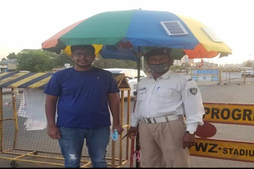 અત્યારે અમદાવાદ (Ahmedabad) શહેર સહિત સમગ્ર દેશમાં કોરોના વાયરસ (coronavirus) સામે લડવા માટે લોકડાઉન આપવામાં આવ્યું છે. ત્યારે પોલીસ (police) પણ લોકડાઉનનું પાલન કરાવવા માટે ખડેપગે ફરજ બજાવી રહી છે. લોકડાઉન દરમિયાન જુહાપુરાના મુસ્લિમ યુવાન અદીબ મન્સુરીએ પોલીસની સેવા માટે એક ડિજિટલ છત્રી (Digital umbrella) બનાવી છે. (દીપિકા ખુમાણ, અમદાવાદ) અત્યારે અમદાવાદ (Ahmedabad) શહેર સહિત સમગ્ર દેશમાં કોરોના વાયરસ (coronavirus) સામે લડવા માટે લોકડાઉન આપવામાં આવ્યું છે. ત્યારે પોલીસ (police) પણ લોકડાઉનનું પાલન કરાવવા માટે ખડેપગે ફરજ બજાવી રહી છે. લોકડાઉન દરમિયાન જુહાપુરાના મુસ્લિમ યુવાન અદીબ મન્સુરીએ પોલીસની સેવા માટે એક ડિજિટલ છત્રી (Digital umbrella) બનાવી છે. (દીપિકા ખુમાણ, અમદાવાદ)