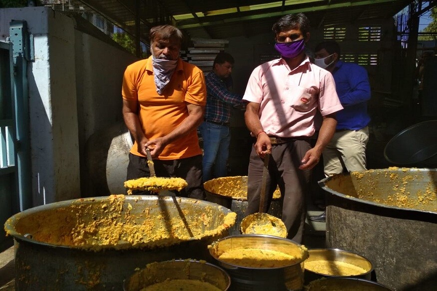 સંજય જોશી, અમદાવાદ : અમદાવાદના વેપારીઓએ ભેગા મળી નવરંગપુરા લખુડી તલાવડી પાસે નાથાલાલ કોલોનીમાં રસોડું શરૂ કર્યું છે. પ્રથમ દિવસે 6 થી 7 હજાર વ્યક્તિની ખીચડી બનાવવામાં આવી હતી હાલ તે આંકડો 60 હજારને પાર કરી ગયો છે. રોજે રોજ અમદાવાદના વિવિધ વિસ્તારોમાં જરૂરિયાત મંદ અને શ્રમિક લોકો સુધી ખીચડી પહોચાડવામાં આવી રહી છે. સ્થાનિક વેપારીઓ સૌ સાથે જોડાઈને ભગીરથ કાર્ય કરી રહ્યા છે. સંજય જોશી, અમદાવાદ : અમદાવાદના વેપારીઓએ ભેગા મળી નવરંગપુરા લખુડી તલાવડી પાસે નાથાલાલ કોલોનીમાં રસોડું શરૂ કર્યું છે. પ્રથમ દિવસે 6 થી 7 હજાર વ્યક્તિની ખીચડી બનાવવામાં આવી હતી હાલ તે આંકડો 60 હજારને પાર કરી ગયો છે. રોજે રોજ અમદાવાદના વિવિધ વિસ્તારોમાં જરૂરિયાત મંદ અને શ્રમિક લોકો સુધી ખીચડી પહોચાડવામાં આવી રહી છે. સ્થાનિક વેપારીઓ સૌ સાથે જોડાઈને ભગીરથ કાર્ય કરી રહ્યા છે.