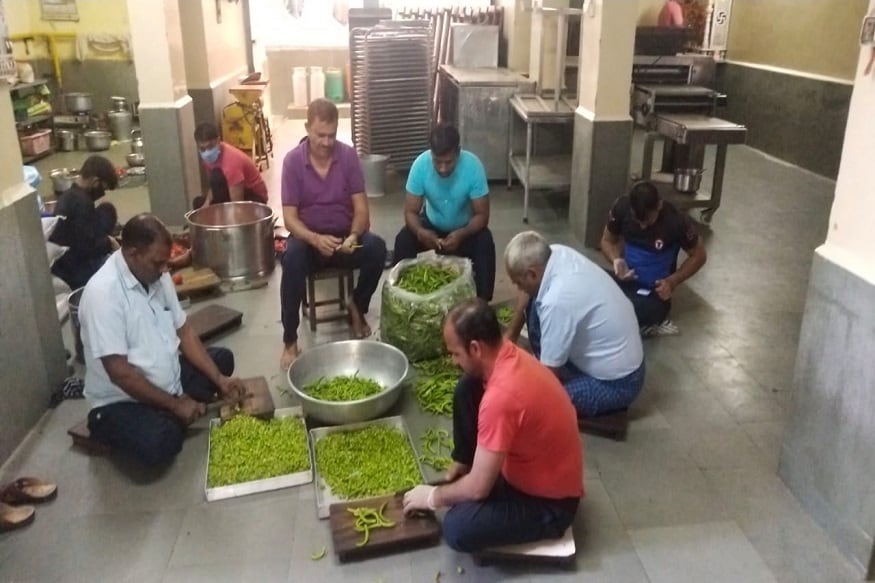 વેપારીઓનું કહેવું છે કે હાલની વિકટ પરિસ્થિતિમાં જન જન સુધી અન્ન પહોંચે અને હેલ્દી અન્ન પહોંચે તે પણ જરૂરી છે પરિણામે જ અમે પૌષ્ટિક ખીચડી જન જન સુધી પહોચાડવાનું બીડું ઝડપ્યું છે. હાલમાં 60 હજાર લોકો સુધી આ ખીચડી પહોંચી રહી છે અને આગામી દિવસોમાં હજુ પણ તે આગળ વધે તો તેને પહોંચી વળવા અમે તૈયાર છીએ. વેપારીઓનું કહેવું છે કે હાલની વિકટ પરિસ્થિતિમાં જન જન સુધી અન્ન પહોંચે અને હેલ્દી અન્ન પહોંચે તે પણ જરૂરી છે પરિણામે જ અમે પૌષ્ટિક ખીચડી જન જન સુધી પહોચાડવાનું બીડું ઝડપ્યું છે. હાલમાં 60 હજાર લોકો સુધી આ ખીચડી પહોંચી રહી છે અને આગામી દિવસોમાં હજુ પણ તે આગળ વધે તો તેને પહોંચી વળવા અમે તૈયાર છીએ.