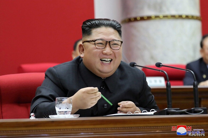 પ્યોંગયોંગઃ ઉત્તર કોરિયા (North Korea)ના સુપ્રીમ લીડર કિમ જોંગ ઉન (Kim Jong Un)ની સ્થિતિ ખૂબ ગંભરી બની ગઈ છે. અમેરિકન ઇન્ટેલિજન્સ એજન્સીઓ મુજબ, કિમ જોંગ ઉનની થોડા દિવસો પહેલા સર્જરી થઈ છે જે સફળ નથી રહી. તેમની હાલત હજુ પણ ખૂબ ખરાબ છે અને તેમના મોતની આશંકા પણ વ્યક્ત કરવામાં આવી રહી છે. પ્યોંગયોંગઃ ઉત્તર કોરિયા (North Korea)ના સુપ્રીમ લીડર કિમ જોંગ ઉન (Kim Jong Un)ની સ્થિતિ ખૂબ ગંભરી બની ગઈ છે. અમેરિકન ઇન્ટેલિજન્સ એજન્સીઓ મુજબ, કિમ જોંગ ઉનની થોડા દિવસો પહેલા સર્જરી થઈ છે જે સફળ નથી રહી. તેમની હાલત હજુ પણ ખૂબ ખરાબ છે અને તેમના મોતની આશંકા પણ વ્યક્ત કરવામાં આવી રહી છે.