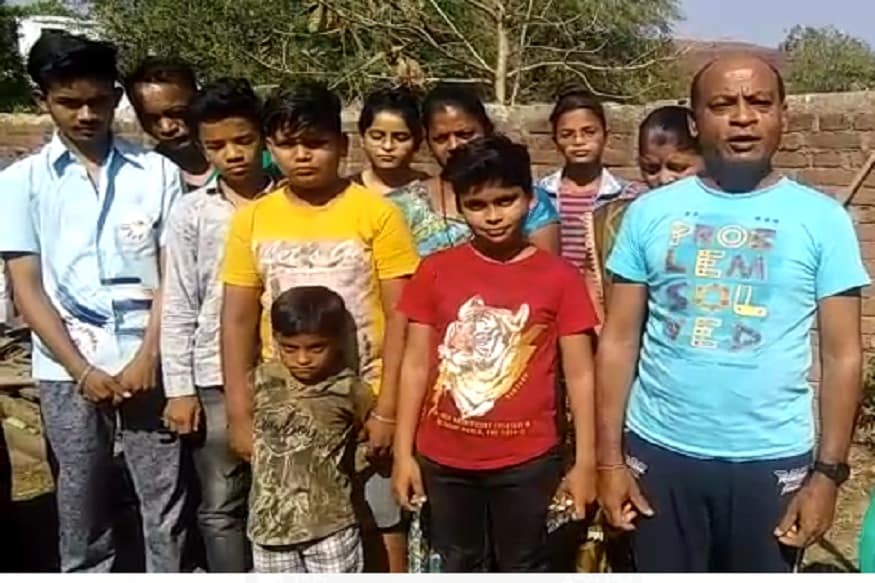 ધર્મેશ કોષ્ટીના સગા દિનેશ કોષ્ટી જે હાલ અમદાવાદમાં છે તે જણાવે છે કે આ પરિવાર ત્યાં કપરી પરિસ્થિતિમાં છે. તેમને હાર્ટની દવાઓ મળી રહી નથી ઉપરાંત સ્થાનિક પ્રશાસન પણ તેમની મદદે આવ્યું નથી. ધર્મેશ કોષ્ટીના સગા દિનેશ કોષ્ટી જે હાલ અમદાવાદમાં છે તે જણાવે છે કે આ પરિવાર ત્યાં કપરી પરિસ્થિતિમાં છે. તેમને હાર્ટની દવાઓ મળી રહી નથી ઉપરાંત સ્થાનિક પ્રશાસન પણ તેમની મદદે આવ્યું નથી.