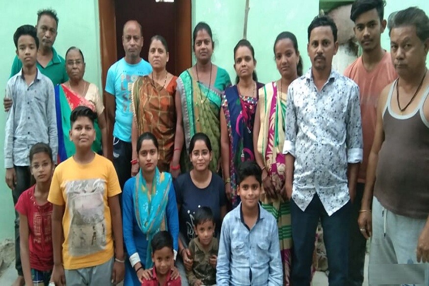 દેશભરમાં લોકડાઉની પરિસ્થિતિ છે ત્યારે કોઈના કોઈ કામથી ગયેલા અનેક લોકો બીજા રાજ્યોમાં ફસાયા છે. ત્યારે અમદાવાદ અમરાઈવાડીમાં રહેતા કોષ્ટી પરિવારના ચાર ભાઈઓની 18 સભ્યોનો પરિવાર 21 તારીખે લોકડાઉન પહેલા માતાજીની નવરાત્રી માટે પોતાના વતનમાં MP ગયો હતો. આ પરિવારની 6 તારીખની રિટર્ન ટિકિટ હતી. લોકડાઉન થતા આખો પરિવાર ત્યાં જ ફસાઈ ગયો છે. અને 14 તારીખે લોકડાઉન્ન પૂરું થવાનું હતું ત્યાં લોકડાઉન લંબાઈ જતા તેમની મુશ્કેલી વધી છે. એક ભાઈ ધર્મેશ હાર્ટના દર્દી છે અને તેમની દવા નથી મળતી તેથી બહુ મુશ્કેલીઓનો સામનો કરી રહ્યા છે. (સંજય જોશી, અમદાવાદ) દેશભરમાં લોકડાઉની પરિસ્થિતિ છે ત્યારે કોઈના કોઈ કામથી ગયેલા અનેક લોકો બીજા રાજ્યોમાં ફસાયા છે. ત્યારે અમદાવાદ અમરાઈવાડીમાં રહેતા કોષ્ટી પરિવારના ચાર ભાઈઓની 18 સભ્યોનો પરિવાર 21 તારીખે લોકડાઉન પહેલા માતાજીની નવરાત્રી માટે પોતાના વતનમાં MP ગયો હતો. આ પરિવારની 6 તારીખની રિટર્ન ટિકિટ હતી. લોકડાઉન થતા આખો પરિવાર ત્યાં જ ફસાઈ ગયો છે. અને 14 તારીખે લોકડાઉન્ન પૂરું થવાનું હતું ત્યાં લોકડાઉન લંબાઈ જતા તેમની મુશ્કેલી વધી છે. એક ભાઈ ધર્મેશ હાર્ટના દર્દી છે અને તેમની દવા નથી મળતી તેથી બહુ મુશ્કેલીઓનો સામનો કરી રહ્યા છે. (સંજય જોશી, અમદાવાદ)
