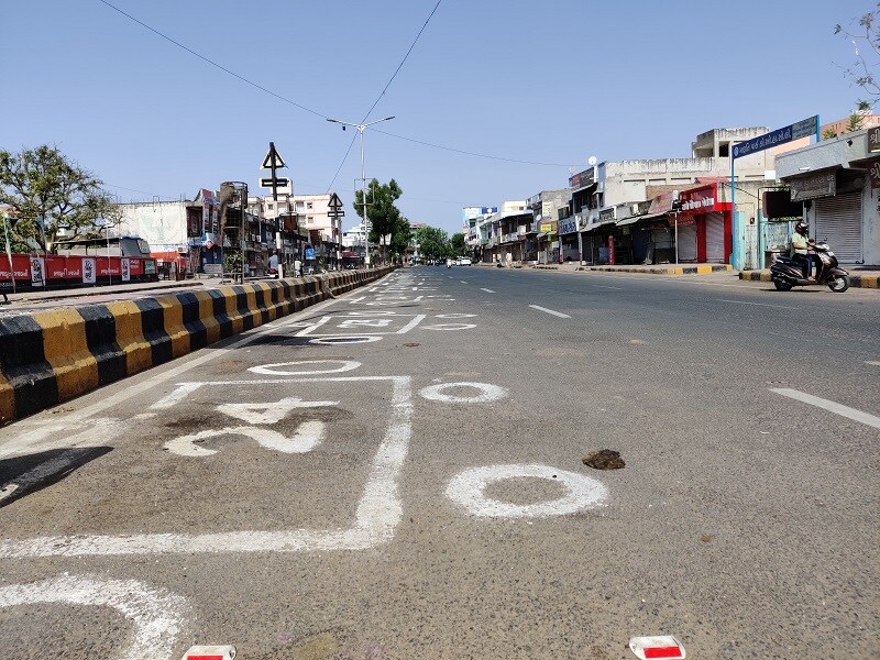 ઓછા લોકોમાં વધુ કામઃ કહેવામાં આવી રહ્યું છે કે, સરકાર શક્ય એટલી વધુ ઓફિસના સ્ટાફને ઘરેથી કામ કરવા માટે કહેશે. આ ઉપરાંત ફેક્ટરીઓમાં પણ કામકાજ શરૂ થશે. પરંતુ અહીં શિફ્ટના ટાઇમિંગને વધારીને સોશિયલ ડિસ્ટન્સિંગ પર ભાર મૂકવામાં આવશે. ઓછા લોકોમાં વધુ કામઃ કહેવામાં આવી રહ્યું છે કે, સરકાર શક્ય એટલી વધુ ઓફિસના સ્ટાફને ઘરેથી કામ કરવા માટે કહેશે. આ ઉપરાંત ફેક્ટરીઓમાં પણ કામકાજ શરૂ થશે. પરંતુ અહીં શિફ્ટના ટાઇમિંગને વધારીને સોશિયલ ડિસ્ટન્સિંગ પર ભાર મૂકવામાં આવશે.