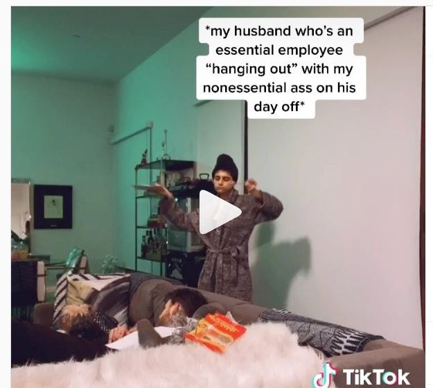 મિયા ખલીફા (Mia Khalifa)એ ઇન્સ્ટાગ્રામ પર એક વીડિયો શેર કર્યો છે. જેમાં તે પોતાના બોયફ્રેન્ડ રોબર્ટ સેન્ડબર્ગ સાથે નજરે પડે છે. આ વીડિયોમાં તે બાથરોપ પહેરેલી નજરે પડે છે. જ્યારે રોબર્ટ સોફ પર સૂતા છે. આ વીડિયો જોયા પછી તમે કહેશો કે આ તો નોર્મલ છે. પણ મિયાએ તેને શેર કરતા લખ્યું છે કે મારા પતિ જે એક મહત્વના કર્મચારી છે. તે રજાના દિવસમાં મારી સાથે આ રીતે હેંગઆઉટ કરી રહ્યા છે. આ કેપ્શનને જોઇને ફેન્સ માની રહ્યા છે કે મિયાએ સેન્ડબર્ગ સાથે લગ્ન કરી લીધા છે માટે જ તો તે તેને પતિ કહીને બોલાવી રહી છે. મિયા ખલીફા (Mia Khalifa)એ ઇન્સ્ટાગ્રામ પર એક વીડિયો શેર કર્યો છે. જેમાં તે પોતાના બોયફ્રેન્ડ રોબર્ટ સેન્ડબર્ગ સાથે નજરે પડે છે. આ વીડિયોમાં તે બાથરોપ પહેરેલી નજરે પડે છે. જ્યારે રોબર્ટ સોફ પર સૂતા છે. આ વીડિયો જોયા પછી તમે કહેશો કે આ તો નોર્મલ છે. પણ મિયાએ તેને શેર કરતા લખ્યું છે કે મારા પતિ જે એક મહત્વના કર્મચારી છે. તે રજાના દિવસમાં મારી સાથે આ રીતે હેંગઆઉટ કરી રહ્યા છે. આ કેપ્શનને જોઇને ફેન્સ માની રહ્યા છે કે મિયાએ સેન્ડબર્ગ સાથે લગ્ન કરી લીધા છે માટે જ તો તે તેને પતિ કહીને બોલાવી રહી છે.