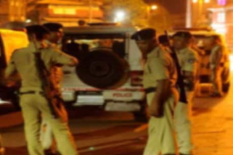 રાજકોટ : રંગપરમાં Lockdownનો અમલ કરાવવા જતા પોલીસ પર પાઈપથી હુમલો રાજકોટ : રંગપરમાં Lockdownનો અમલ કરાવવા જતા પોલીસ પર પાઈપથી હુમલો