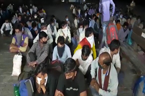 સુરત : ઘેટા-બકરાંની જેમ 100 પરપ્રાંતિય કામદારોને ભરી નીકળેલો ટ્રક ઝડપાયો