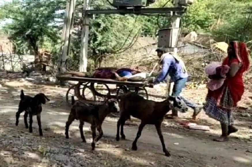 તડપતી મહિલાને ગામની મહિલાઓ જોઈ રહી હતી પરંતુ લોકડાઉનના કારણે તેની મદદ કરવા માટે આવી ન્હોતી આવી સ્થિતિ વચ્ચે એક પોલીસ કોસ્ટેબલ ત્યાં પહોંચ્યો અને પ્રેગ્નેટ મહિલાની મદદ કરવા માટે કહ્યું. તડપતી મહિલાને ગામની મહિલાઓ જોઈ રહી હતી પરંતુ લોકડાઉનના કારણે તેની મદદ કરવા માટે આવી ન્હોતી આવી સ્થિતિ વચ્ચે એક પોલીસ કોસ્ટેબલ ત્યાં પહોંચ્યો અને પ્રેગ્નેટ મહિલાની મદદ કરવા માટે કહ્યું.