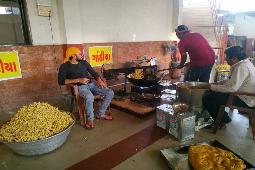 ત્યારે ગુરૂ નાનક સાહેબ નાની ઉંમરમાં જ તે 20 રૂપિયા લઇ સાધુ સંતોથી લઇ જરૂરિયાત મંદોને જમાડવાનું શરૂ કર્યું હતું. તે જ સમયથી આ જ દિવસ સુધી શીખ સમુદાયના લોકો લંગર પરંપરા ને માન પણ આપે છે. તેમજ તે પરંપરા ને જાળવી પણ રાખી છે. ત્યારે ગુરૂ નાનક સાહેબ નાની ઉંમરમાં જ તે 20 રૂપિયા લઇ સાધુ સંતોથી લઇ જરૂરિયાત મંદોને જમાડવાનું શરૂ કર્યું હતું. તે જ સમયથી આ જ દિવસ સુધી શીખ સમુદાયના લોકો લંગર પરંપરા ને માન પણ આપે છે. તેમજ તે પરંપરા ને જાળવી પણ રાખી છે.