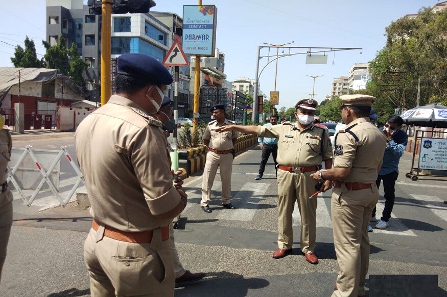 ઉપરાંત કઈ રીતે સોશિયલ ડીસટન્સ જાળવવું તે પણ બતાવવામાં આવ્યું હતું. તો બીજી તરફ રાજકોટના કેકેવી ચોક ખાતે પોલીસ દ્વારા મેડીકલ સ્ટોરની પત્રિકાઓ પણ આપવામાં આવી હતી. ઉપરાંત કઈ રીતે સોશિયલ ડીસટન્સ જાળવવું તે પણ બતાવવામાં આવ્યું હતું. તો બીજી તરફ રાજકોટના કેકેવી ચોક ખાતે પોલીસ દ્વારા મેડીકલ સ્ટોરની પત્રિકાઓ પણ આપવામાં આવી હતી.