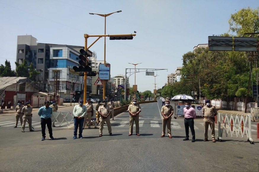 ઘણા લોકો મેડીકલમાં દવા લેવાનું બહાનું ધરી ઘરની બહાર નીકળી રાજ્ય હોવાનું સામે આવ્યું હતું જેથી હવે મેડીકલ સ્ટોર દ્વારા દવાની હોમ ડીલીવરી કરવાનો નિર્ણય લેવામાં આવ્યો છે. ઘણા લોકો મેડીકલમાં દવા લેવાનું બહાનું ધરી ઘરની બહાર નીકળી રાજ્ય હોવાનું સામે આવ્યું હતું જેથી હવે મેડીકલ સ્ટોર દ્વારા દવાની હોમ ડીલીવરી કરવાનો નિર્ણય લેવામાં આવ્યો છે.