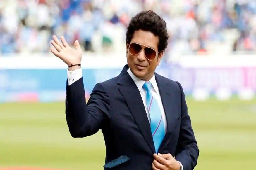 મુંબઈઃ માસ્ટર બ્લાસ્ટર સચિન તેન્ડુલકરે (Sachin Tendulkar) કોરોના વાયરસ (coronavirus) મહામારી વિરુદ્ધ ભારતની લડાઈમાં અગ્રણી ભૂમિકા નિભાવી રહેલા કોરોના વોરિયર્સના સમ્માનમાં આ વર્ષે આવનારા જન્મદિવસ નહીં ઉજવવાનો નિર્ણય કર્યો છે. તેઓ શુક્રવારે 47 વર્ષના થશે. આ દિગ્ગજના નજીકના સુત્રોએ બુધવારે પીટીઆઈને કહ્યું હતું કે સચિને નિર્ણય કર્યો છે કે આ જન્મદિવસ (birthday) ઉજવવાનો સમય નથી. મુંબઈઃ માસ્ટર બ્લાસ્ટર સચિન તેન્ડુલકરે (Sachin Tendulkar) કોરોના વાયરસ (coronavirus) મહામારી વિરુદ્ધ ભારતની લડાઈમાં અગ્રણી ભૂમિકા નિભાવી રહેલા કોરોના વોરિયર્સના સમ્માનમાં આ વર્ષે આવનારા જન્મદિવસ નહીં ઉજવવાનો નિર્ણય કર્યો છે. તેઓ શુક્રવારે 47 વર્ષના થશે. આ દિગ્ગજના નજીકના સુત્રોએ બુધવારે પીટીઆઈને કહ્યું હતું કે સચિને નિર્ણય કર્યો છે કે આ જન્મદિવસ (birthday) ઉજવવાનો સમય નથી.