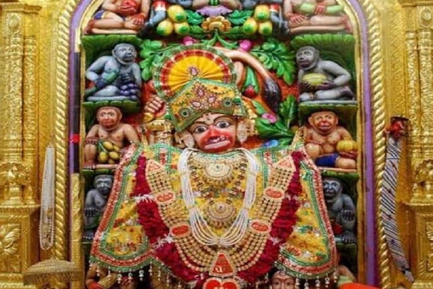 દર વર્ષે હનુમાન જયંતી અંતર્ગત રાજકોટ સહિત સમગ્ર ગુજરાતમાં બટુક ભોજન કરાવવામાં આવે છે. તેમાં પણ ખાસ કરીને ભોજનમાં બુંદી, ગાંઠીયા અને ચણાનું શાક રાખવામાં આવતું હોય છે. પરંતુ lockdownની પરિસ્થિતિ વચ્ચે આ પ્રકારના તમામ કાર્યક્રમો બંધ રાખવામાં આવ્યા છે. ત્યારે ગુજરાતના સુપ્રસિદ્ધ એવા સાળંગપુર કષ્ટભંજન હનુમાનજી મહારાજના (Salangpur Hanumanji temple)દર્શન કરવા હજારોની સંખ્યામાં ભક્તો ઉમટી પડતા હોય છે. પરંતુ લોકડાઉનની પરિસ્થિતિના કારણે ભક્તો હનુમાનજી મહારાજના દર્શન ઘરે બેઠા સોશિયલ મીડિયાના માધ્યમથી કરી રહ્યા છે. દર વર્ષે હનુમાન જયંતી અંતર્ગત રાજકોટ સહિત સમગ્ર ગુજરાતમાં બટુક ભોજન કરાવવામાં આવે છે. તેમાં પણ ખાસ કરીને ભોજનમાં બુંદી, ગાંઠીયા અને ચણાનું શાક રાખવામાં આવતું હોય છે. પરંતુ lockdownની પરિસ્થિતિ વચ્ચે આ પ્રકારના તમામ કાર્યક્રમો બંધ રાખવામાં આવ્યા છે. ત્યારે ગુજરાતના સુપ્રસિદ્ધ એવા સાળંગપુર કષ્ટભંજન હનુમાનજી મહારાજના (Salangpur Hanumanji temple)દર્શન કરવા હજારોની સંખ્યામાં ભક્તો ઉમટી પડતા હોય છે. પરંતુ લોકડાઉનની પરિસ્થિતિના કારણે ભક્તો હનુમાનજી મહારાજના દર્શન ઘરે બેઠા સોશિયલ મીડિયાના માધ્યમથી કરી રહ્યા છે.