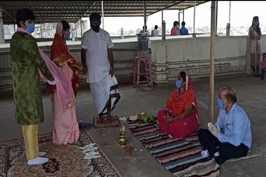 જોકે લોકડાઉન લઇને તેમને અટવાઈ જવાનો વારો આવ્યો હતો. ત્યારે આજે કોરોનાની મહામારી વચ્ચે એક અનોખા લગ્ન સુરતમાં યોજાયા હતા. એક જ વિસ્તારમાં આજુબાજુની બિલ્ડીંગમાં રહેતા વર વધુએ આજે ઘરની અગાશી પર પાંચ વ્યક્તિઓની હાજરીમાં સાદાઈથી લગ્ન કર્યા હતા. જોકે લોકડાઉન લઇને તેમને અટવાઈ જવાનો વારો આવ્યો હતો. ત્યારે આજે કોરોનાની મહામારી વચ્ચે એક અનોખા લગ્ન સુરતમાં યોજાયા હતા. એક જ વિસ્તારમાં આજુબાજુની બિલ્ડીંગમાં રહેતા વર વધુએ આજે ઘરની અગાશી પર પાંચ વ્યક્તિઓની હાજરીમાં સાદાઈથી લગ્ન કર્યા હતા.