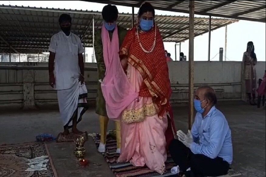 ત્યારે આજે આ પરિવારે ઘરના ચાર સભ્યોની હાજરીમાં મહારાજને બોલાવીને આ લગ્નની વિધિ સંપન્ન કરી હતી. જોકે તેમાં કોરોનાની ગાઈડલાઈનનો પણ સંપૂર્ણપણે પાલન કરવામાં આવ્યું હતું. ત્યારે આજે આ પરિવારે ઘરના ચાર સભ્યોની હાજરીમાં મહારાજને બોલાવીને આ લગ્નની વિધિ સંપન્ન કરી હતી. જોકે તેમાં કોરોનાની ગાઈડલાઈનનો પણ સંપૂર્ણપણે પાલન કરવામાં આવ્યું હતું.