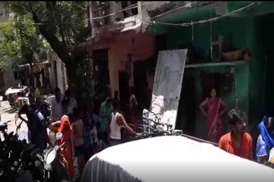 ત્યારે આજે વધુ એક સોશિયલ ડિસ્ટન્સિંગ નહિ રાખીને કોરોનાના સક્ર્મણને ખુલ્લું આમંત્રણ આપવાની ઘટના સામે આવી છે. સુરતના પાંડેસરા વિસ્તાર આમતો સ્લમ વિસ્તર છે. અહિંયા પાણી ટેન્કર દ્વારા પોહ્ચાડવામાં આવે છે. ત્યારે આજે વધુ એક સોશિયલ ડિસ્ટન્સિંગ નહિ રાખીને કોરોનાના સક્ર્મણને ખુલ્લું આમંત્રણ આપવાની ઘટના સામે આવી છે. સુરતના પાંડેસરા વિસ્તાર આમતો સ્લમ વિસ્તર છે. અહિંયા પાણી ટેન્કર દ્વારા પોહ્ચાડવામાં આવે છે.