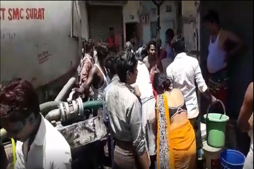 જેથી કોરોનાને પાણી વિતરણ દ્વારા ખુલ્લુ આમંત્રણ અપાઈ રહ્યાનું જોવા મળે છે જોકે આ મામલે હાઈડ્રોલિક વિભાગની કામગીરી પર અનેક સવાલ પામ્યા છે. કોરોનામાં પાણીની જરૂરિયાતમાં લોકોમાં વાઈરસનો પણ ખ્યાલ રખાતો નથી. પાણી માટે તમામ લોકો એકત્રિત થતા હોવાથી તંત્રની બેદરકારી સામે આવી રહી છે. જોકે આ વીડિયો સોશિયલ મીડિયા ઉપર વાયરલ થતાં તંત્ર દોડતું થયું છે. જેથી કોરોનાને પાણી વિતરણ દ્વારા ખુલ્લુ આમંત્રણ અપાઈ રહ્યાનું જોવા મળે છે જોકે આ મામલે હાઈડ્રોલિક વિભાગની કામગીરી પર અનેક સવાલ પામ્યા છે. કોરોનામાં પાણીની જરૂરિયાતમાં લોકોમાં વાઈરસનો પણ ખ્યાલ રખાતો નથી. પાણી માટે તમામ લોકો એકત્રિત થતા હોવાથી તંત્રની બેદરકારી સામે આવી રહી છે. જોકે આ વીડિયો સોશિયલ મીડિયા ઉપર વાયરલ થતાં તંત્ર દોડતું થયું છે.