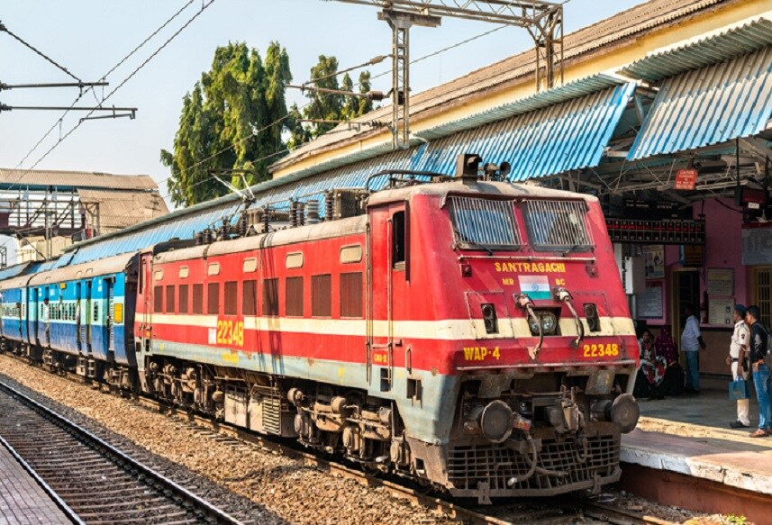 નવી દિલ્હીઃ ભારતીય રેલવે (Indian Railway Service Resume Soon)એ 21 દિવસના લોકડાઉન પછી 15 એપ્રિલથી યાત્રી ટ્રેન ચલાવવા માટે કમર કસી છે. ન્યૂઝ એજન્સી પીટીઆઈ (PTI) પ્રમાણે રેલવેએ ટ્રેન સર્વિસ શરુ કરવા માટે તૈયારીઓ શરૂ કરી દીધી છે. (પ્રતિકાત્મક તસવીર) નવી દિલ્હીઃ ભારતીય રેલવે (Indian Railway Service Resume Soon)એ 21 દિવસના લોકડાઉન પછી 15 એપ્રિલથી યાત્રી ટ્રેન ચલાવવા માટે કમર કસી છે. ન્યૂઝ એજન્સી પીટીઆઈ (PTI) પ્રમાણે રેલવેએ ટ્રેન સર્વિસ શરુ કરવા માટે તૈયારીઓ શરૂ કરી દીધી છે. (પ્રતિકાત્મક તસવીર)