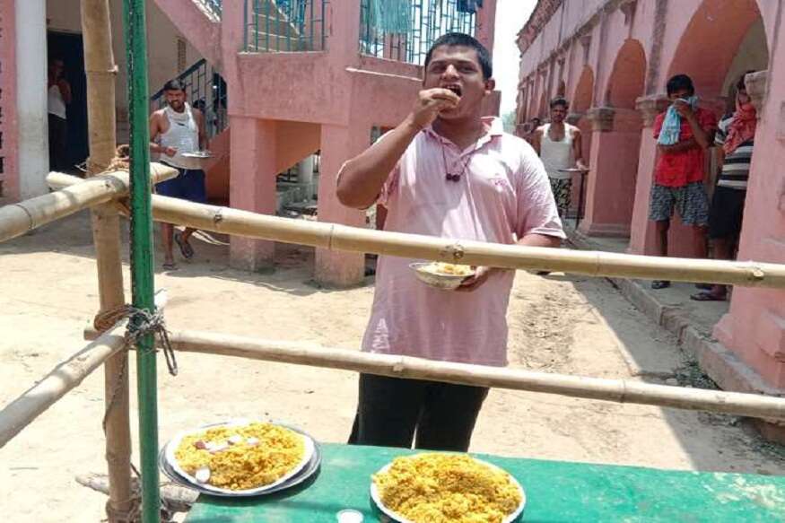 કોરોનાવાયરસ (Corona Epidemic) સંક્રમણને રોકવા માટે બનાવવામાં આવેલા ક્વૉરન્ટીન સેન્ટરમાં યોગ્ય ખાવા-પીવાની અને રહેવાની સુવિધાઓ નથી મળતી તેવી તો તમે અનેક ખબર સાંભળી હશે. પણ હવે અમે તમને એક તેવા યુવક વિષે જણાવવા જઇ રહ્યા છો જેની સામે ક્વૉરન્ટીન સેન્ટર પર બે હાથ જોડી દીધા છે. જો કે આમાં યુવકનો કોઇ વાંક નથી. તેનો ખોરાક જ એટલો જ કે કોઇ પણ ચોંકી જાય. 21 વર્ષીય યુવક અનુપ ઓઝા હાલ તેના ભોજનના કારણે દેશમાં ચર્ચાનો વિષય બન્યો છે. કોરોનાવાયરસ (Corona Epidemic) સંક્રમણને રોકવા માટે બનાવવામાં આવેલા ક્વૉરન્ટીન સેન્ટરમાં યોગ્ય ખાવા-પીવાની અને રહેવાની સુવિધાઓ નથી મળતી તેવી તો તમે અનેક ખબર સાંભળી હશે. પણ હવે અમે તમને એક તેવા યુવક વિષે જણાવવા જઇ રહ્યા છો જેની સામે ક્વૉરન્ટીન સેન્ટર પર બે હાથ જોડી દીધા છે. જો કે આમાં યુવકનો કોઇ વાંક નથી. તેનો ખોરાક જ એટલો જ કે કોઇ પણ ચોંકી જાય. 21 વર્ષીય યુવક અનુપ ઓઝા હાલ તેના ભોજનના કારણે દેશમાં ચર્ચાનો વિષય બન્યો છે.