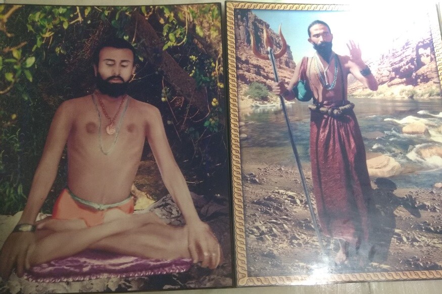 સંજય ટાંક, અમદાવાદ : વિજ્ઞાન માટે રહસ્યમય કોયડો રહેલા પ્રહલાદ જાની ઉર્ફે ચૂંદડીવાળા માતાજીનું જીવન તબીબો માટે સંશોધન નો વિષય બની રહ્યુ.. હવે તેઓ બ્રહ્મલીન થયા છે ને તેમને સમાધિ અપાઈ છે ત્યારે તેમના અનુયાયીએ કેમેરા માં કન્ડારેલી તસવીરો જે ભાગ્યેજ કોઈ એ જોઈ હશે. મહેસાણાના ચરડા ગામના વતની અને ચૂંદડીવાળા વાળા માતાજી તરીકે ભક્તો માં ઓળખાતા પ્રહલાદ જાનીને સમાધિ આપવામાં આવી છે. તેમના બ્રહ્મલીન થવાથી ભક્તો અને અનુયાયીઓ માં ઘેરા શોકની લાગણી છવાઈ છે. અંબાજીના ગબ્બર સ્થિત તેઓના આશ્રમમાં તેમણે નિર્ધારિત કરેલી જગ્યાએ જ તેમને સમાધિ આપવામાં આવી છે. સંજય ટાંક, અમદાવાદ : વિજ્ઞાન માટે રહસ્યમય કોયડો રહેલા પ્રહલાદ જાની ઉર્ફે ચૂંદડીવાળા માતાજીનું જીવન તબીબો માટે સંશોધન નો વિષય બની રહ્યુ.. હવે તેઓ બ્રહ્મલીન થયા છે ને તેમને સમાધિ અપાઈ છે ત્યારે તેમના અનુયાયીએ કેમેરા માં કન્ડારેલી તસવીરો જે ભાગ્યેજ કોઈ એ જોઈ હશે. મહેસાણાના ચરડા ગામના વતની અને ચૂંદડીવાળા વાળા માતાજી તરીકે ભક્તો માં ઓળખાતા પ્રહલાદ જાનીને સમાધિ આપવામાં આવી છે. તેમના બ્રહ્મલીન થવાથી ભક્તો અને અનુયાયીઓ માં ઘેરા શોકની લાગણી છવાઈ છે. અંબાજીના ગબ્બર સ્થિત તેઓના આશ્રમમાં તેમણે નિર્ધારિત કરેલી જગ્યાએ જ તેમને સમાધિ આપવામાં આવી છે.