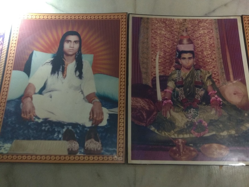 નવરાત્રીના નવ દિવસ તેઓ ગુફાની અંદર જ રહેતા હતા. તેમના યુવા વયની તસવીરો જોવી એ પણ એક લહાવો છે. આ તસવીરો ચૂંદડીવાળા માતાજી જે ગુફામાં રહેતા હતા ત્યાં લગાડવામાં આવી છે. નવરાત્રીના નવ દિવસ તેઓ ગુફાની અંદર જ રહેતા હતા. તેમના યુવા વયની તસવીરો જોવી એ પણ એક લહાવો છે. આ તસવીરો ચૂંદડીવાળા માતાજી જે ગુફામાં રહેતા હતા ત્યાં લગાડવામાં આવી છે.
