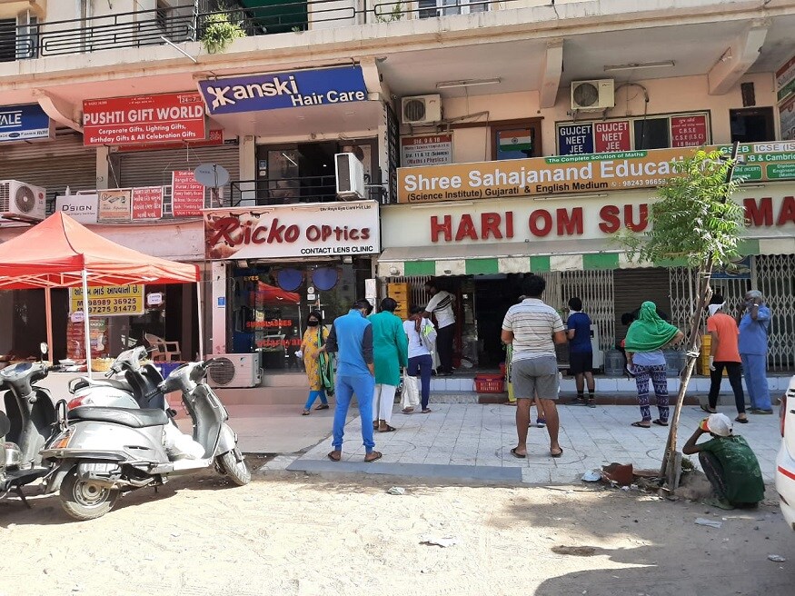 નોન કન્ટેન્ટમેન્ટ ઝોનમાં સવારે 8થી સાંજે 4 વાગ્યા સુધી દુકાનો અને વેપારધંધા ખોલવાની પરવાનગી આપવામાં આવી છે. શોપિંગ કોમ્પલેક્ષોમાં પ્રોપર્ટી નંબરમાં એકી- બેકી સંખ્યાના આધારે વેપારીઓ દુકાનો આજથી ખોલી શકશે. એકી નંબરવાળા એકી અને બેકી નંબરવાળા બેકી તારીખે જ દુકાનો ખોલી શકશે. બહુવિધ પ્રોપર્ટી નંબર ધરાવતી દુકાનો એકી તારીખે જ ખોલવા આદેશ કરવામાં આવ્યો છે. સિંગલ દુકાનો કાયમી એટલે રોજ ચાલુ રાખી શકાશે. નોન કન્ટેન્ટમેન્ટ ઝોનમાં સવારે 8થી સાંજે 4 વાગ્યા સુધી દુકાનો અને વેપારધંધા ખોલવાની પરવાનગી આપવામાં આવી છે. શોપિંગ કોમ્પલેક્ષોમાં પ્રોપર્ટી નંબરમાં એકી- બેકી સંખ્યાના આધારે વેપારીઓ દુકાનો આજથી ખોલી શકશે. એકી નંબરવાળા એકી અને બેકી નંબરવાળા બેકી તારીખે જ દુકાનો ખોલી શકશે. બહુવિધ પ્રોપર્ટી નંબર ધરાવતી દુકાનો એકી તારીખે જ ખોલવા આદેશ કરવામાં આવ્યો છે. સિંગલ દુકાનો કાયમી એટલે રોજ ચાલુ રાખી શકાશે.