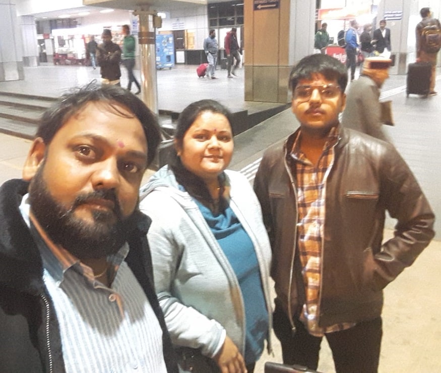કોરોના વાયરસના આ કપરા કાળમાં અમે અમારી ફરજ નિભાવી રહ્યા છીએ, પણ તમે ઘરમાં સુરક્ષિત રહેજો. આ શબ્દો દરેક એવા કોરોના વોરિયર્સના છે જે કોરોનાને મ્હાત આપવા જંગ લડી રહ્યા છે. તો અમે અમારી ફરજ નિભાવી રહ્યા છીએ અમારું જે થવું હોય તે થાય પણ દીકરો તો સલામત રહેશે ને આ શબ્દો છે કોરોના સામે લડાઈ લડી રહેલા અમદાવાદના સથવારા પરિવારના. કોરોનાના ફ્રન્ટલાઇન વોરિયર એવા મયુરીબેન સથવારા અમદાવાદ સિવિલ હૉસ્પિટલમાં 1200 બેડ કોવિડ હોસ્પિટલમાં ફરજ બજાવી રહ્યા છે. તેમને રહેવાની વ્યવસ્થા સિવિલ હોસ્પિટલમાં જ નર્સીગ હૉસ્ટેલ છે ત્યાં આપવામાં આવી છે. મયુરીબેન સિવિલ હૉસ્પિટલમાં 13 વર્ષથી ફરજ બજાવે છે. તો બીજીતરફ દસક્રોઈ તાલુકાના પાલડી કાંકજ પ્રાથમિક સરકારી શાળાના પ્રિન્સિપાલ પિતા જીજ્ઞેશ ભાઈ સથવારા અન્ન નાગરિક પુરવઠા યોજના હેઠળ ગામની અનાજની સરકારી દુકાનમાં બેસી અન્ન બ્રહ્મ યોજના હેઠળ ગરીબોને અનાજ પુરવઠો પહોચાડવાની, સાથે જ પરપ્રાંતીય લોકોને અનાજ કિટ કે ભોજન પૂરું પડવાનું. તેઓ 20 વર્ષથી સરકારી શાળામાં ફરજ બજાવે છે. કોરોના વાયરસના આ કપરા કાળમાં અમે અમારી ફરજ નિભાવી રહ્યા છીએ, પણ તમે ઘરમાં સુરક્ષિત રહેજો. આ શબ્દો દરેક એવા કોરોના વોરિયર્સના છે જે કોરોનાને મ્હાત આપવા જંગ લડી રહ્યા છે. તો અમે અમારી ફરજ નિભાવી રહ્યા છીએ અમારું જે થવું હોય તે થાય પણ દીકરો તો સલામત રહેશે ને આ શબ્દો છે કોરોના સામે લડાઈ લડી રહેલા અમદાવાદના સથવારા પરિવારના. કોરોનાના ફ્રન્ટલાઇન વોરિયર એવા મયુરીબેન સથવારા અમદાવાદ સિવિલ હૉસ્પિટલમાં 1200 બેડ કોવિડ હોસ્પિટલમાં ફરજ બજાવી રહ્યા છે. તેમને રહેવાની વ્યવસ્થા સિવિલ હોસ્પિટલમાં જ નર્સીગ હૉસ્ટેલ છે ત્યાં આપવામાં આવી છે. મયુરીબેન સિવિલ હૉસ્પિટલમાં 13 વર્ષથી ફરજ બજાવે છે. તો બીજીતરફ દસક્રોઈ તાલુકાના પાલડી કાંકજ પ્રાથમિક સરકારી શાળાના પ્રિન્સિપાલ પિતા જીજ્ઞેશ ભાઈ સથવારા અન્ન નાગરિક પુરવઠા યોજના હેઠળ ગામની અનાજની સરકારી દુકાનમાં બેસી અન્ન બ્રહ્મ યોજના હેઠળ ગરીબોને અનાજ પુરવઠો પહોચાડવાની, સાથે જ પરપ્રાંતીય લોકોને અનાજ કિટ કે ભોજન પૂરું પડવાનું. તેઓ 20 વર્ષથી સરકારી શાળામાં ફરજ બજાવે છે.