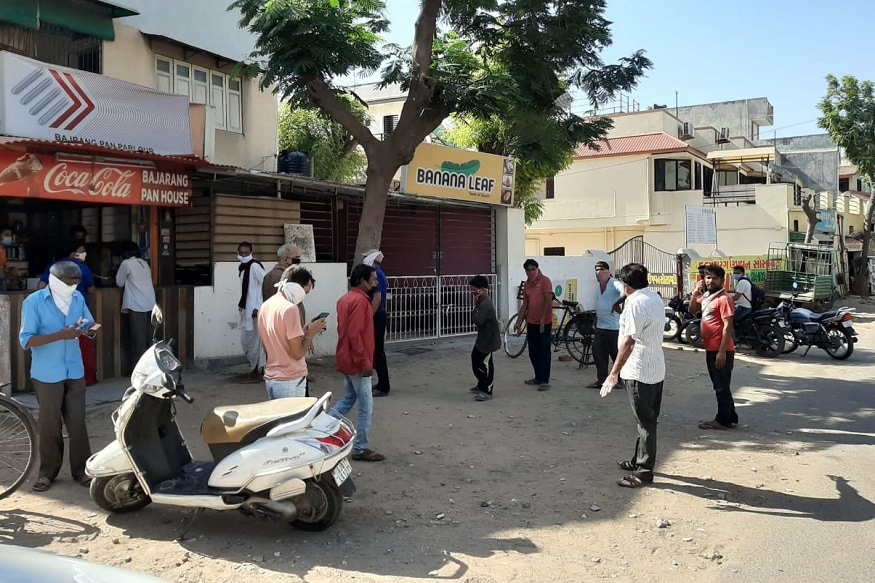 અમદાવાદ : રાજ્યમાં લૉકડાઉન 4નો આજથી અમલ શરૂ કરી દેવામાં આવ્યો છે. અમદાવાદમાં પશ્ચિમ વિસ્તારને નોન કન્ટેનમેન્ટ ઝોન જ્યારે પૂર્વ વિસ્તારને કન્ટેન્ટમેન્ટ ઝોન જાહેર કર્યો છે. નોન કન્ટેન્ટમેન્ટ ઝોનમાં સવારે 8થી સાંજે 4 વાગ્યા સુધી દુકાનો અને વેપારધંધા ખોલવાની પરવાનગી આપવામાં આવી છે. ત્યારે આજે અનેક દુકાનો 55 દિવસનાં લૉકડાઉન બાદ ખુલી છે. આજે આનંદનગર અને વેજલપુરમાં પાન પાર્લર, શાકભાજીની દુકાનો, કરિયાણાની દુકાનોમાં ભારે ભીડ જોવા મળી છે. અમદાવાદ : રાજ્યમાં લૉકડાઉન 4નો આજથી અમલ શરૂ કરી દેવામાં આવ્યો છે. અમદાવાદમાં પશ્ચિમ વિસ્તારને નોન કન્ટેનમેન્ટ ઝોન જ્યારે પૂર્વ વિસ્તારને કન્ટેન્ટમેન્ટ ઝોન જાહેર કર્યો છે. નોન કન્ટેન્ટમેન્ટ ઝોનમાં સવારે 8થી સાંજે 4 વાગ્યા સુધી દુકાનો અને વેપારધંધા ખોલવાની પરવાનગી આપવામાં આવી છે. ત્યારે આજે અનેક દુકાનો 55 દિવસનાં લૉકડાઉન બાદ ખુલી છે. આજે આનંદનગર અને વેજલપુરમાં પાન પાર્લર, શાકભાજીની દુકાનો, કરિયાણાની દુકાનોમાં ભારે ભીડ જોવા મળી છે.