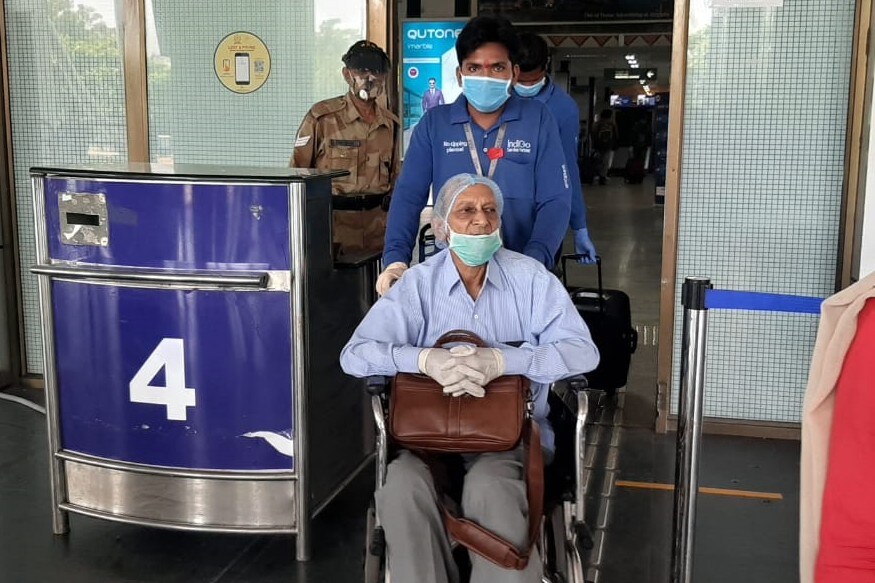 અમદાવાદ : દેશભરમાં આજથી ડોમેસ્ટિક ફ્લાઇટ (Domestic Flight) સેવા શરૂ થઈ ગઈ છે. જે અનુસંધાને આજે અમદાવાદ એરપોર્ટ (Ahmedabad Airport) ખાતેથી પણ ફ્લાઇટ સેવા શરૂ કરી દેવામાં આવી છે. ફ્લાઇટ સેવા (Flight Service) શરૂ થતાની સાથે સાથે સ્વાસ્થ્ય અને એરપોર્ટ ઑથોરિટી ઑફ ઇન્ડિયા (Airport Authority of India) તરફથી ગાઇડલાઇન પણ બહાર પાડવામાં આવી છે. પ્રવાસીઓએ આ માર્ગદર્શિકા (Guidelines)નું પાલન કરવું પડશે. ત્યારે અમદાવાદમાં એક 77 વર્ષના વૃદ્ધ ઇ-પાસના ચક્કરમાં એરપોર્ટ ખાતે અટવાયા હોવાનું ધ્યાનમાં આવ્યું છે. અમદાવાદ : દેશભરમાં આજથી ડોમેસ્ટિક ફ્લાઇટ (Domestic Flight) સેવા શરૂ થઈ ગઈ છે. જે અનુસંધાને આજે અમદાવાદ એરપોર્ટ (Ahmedabad Airport) ખાતેથી પણ ફ્લાઇટ સેવા શરૂ કરી દેવામાં આવી છે. ફ્લાઇટ સેવા (Flight Service) શરૂ થતાની સાથે સાથે સ્વાસ્થ્ય અને એરપોર્ટ ઑથોરિટી ઑફ ઇન્ડિયા (Airport Authority of India) તરફથી ગાઇડલાઇન પણ બહાર પાડવામાં આવી છે. પ્રવાસીઓએ આ માર્ગદર્શિકા (Guidelines)નું પાલન કરવું પડશે. ત્યારે અમદાવાદમાં એક 77 વર્ષના વૃદ્ધ ઇ-પાસના ચક્કરમાં એરપોર્ટ ખાતે અટવાયા હોવાનું ધ્યાનમાં આવ્યું છે.