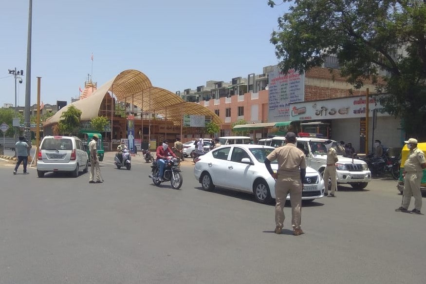 નોંધનીય છે કે છૂટછાટ દરમિયાન કેટલાક લોકો નિયમો તોડી રહ્યા છે. અમદાવાદ શહેર પોલીસના ટ્રાફિક વિભાગ દ્વારા આજે એક સ્પેશિયલ ડ્રાઈવનું આયોજન કરવામાં આવ્યું છે. જે અંતર્ગત ડબલ સવારી જતા લોકો અથવા રીક્ષા લઈને નીકળતા લોકો સામે કાર્યવાહી કરવામાં આવી રહી છે. નોંધનીય છે કે છૂટછાટ દરમિયાન કેટલાક લોકો નિયમો તોડી રહ્યા છે. અમદાવાદ શહેર પોલીસના ટ્રાફિક વિભાગ દ્વારા આજે એક સ્પેશિયલ ડ્રાઈવનું આયોજન કરવામાં આવ્યું છે. જે અંતર્ગત ડબલ સવારી જતા લોકો અથવા રીક્ષા લઈને નીકળતા લોકો સામે કાર્યવાહી કરવામાં આવી રહી છે.