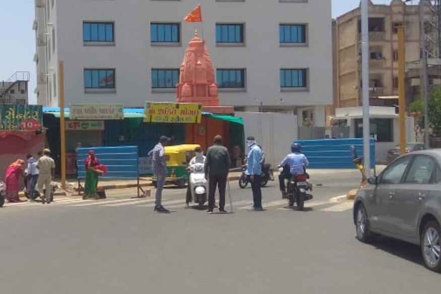 શહેરના ટ્રાફિક વિભાગ દ્વારા સમગ્ર શહેરમાં બાઈક પર બે સવારી જતાં લોકોને રોકી બાઈક જમા કરવાની કામગીરી હાથ ધરવામાં આવી રહ્યું છે. સરકાર દ્વારા સ્પષ્ટ કહેવામાં આવ્યું છે કે સુરત અને અમદાવાદ શહેરમાં હાલ રિક્ષા નહીં ચલાવી શકાય. શહેરના ટ્રાફિક વિભાગ દ્વારા સમગ્ર શહેરમાં બાઈક પર બે સવારી જતાં લોકોને રોકી બાઈક જમા કરવાની કામગીરી હાથ ધરવામાં આવી રહ્યું છે. સરકાર દ્વારા સ્પષ્ટ કહેવામાં આવ્યું છે કે સુરત અને અમદાવાદ શહેરમાં હાલ રિક્ષા નહીં ચલાવી શકાય.