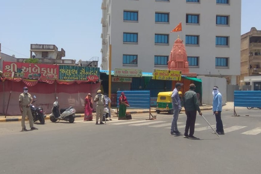નિયમ પ્રમાણે અમદાવાદમાં જે લોકો બાઈક પર નીકળે છે તેઓએ એકલા જવું પડશે. એટલે કે બાઇક પર એકથી વધારે લોકો નહીં બેસી શકે. સરકારના આદેશ છતાં લોકો ડબલ સવારીમાં નીકળી રહ્યાનું ધ્યાને આવ્યું છે. જેમની સામે હાલ કાર્યવાહી કરવામાં આવી રહી છે. પોલીસ આવા લોકોને પકડે છે ત્યારે લોકો એવા બહાના કરે છે કે તેઓ તેમની પત્ની સાથે નીકળી રહ્યા છે. કામથી જવું જ પડે એમ હોવાથી તેઓ બહાર નીકળ્યા છે. નિયમ પ્રમાણે અમદાવાદમાં જે લોકો બાઈક પર નીકળે છે તેઓએ એકલા જવું પડશે. એટલે કે બાઇક પર એકથી વધારે લોકો નહીં બેસી શકે. સરકારના આદેશ છતાં લોકો ડબલ સવારીમાં નીકળી રહ્યાનું ધ્યાને આવ્યું છે. જેમની સામે હાલ કાર્યવાહી કરવામાં આવી રહી છે. પોલીસ આવા લોકોને પકડે છે ત્યારે લોકો એવા બહાના કરે છે કે તેઓ તેમની પત્ની સાથે નીકળી રહ્યા છે. કામથી જવું જ પડે એમ હોવાથી તેઓ બહાર નીકળ્યા છે.