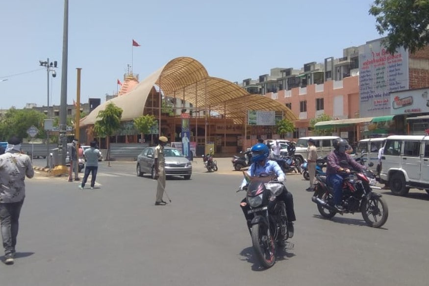 નવીન ઝા, અમદાવાદ : કોરોના જેવી ગંભીર મહામારી વચ્ચે હાલ લૉકડાઉન 4 ચાલી રહ્યું છે. જોકે, ગુજરાત સરકારે આ લૉકડાઉન વચ્ચે પણ કેટલીક છૂટછાટ આપી છે. સાથે જ સરકારે કેટલાક નિયમોનું પાલન કરવાનું પણ કહ્યું છે. લૉકડાઉનમાં છૂટછાટ સાથે સરકાર તરફથી બહાર પાડવામાં આવેલા નિયમોનું પાલન થઈ રહ્યું છે કે નહીં તેના પર વૉચ પણ રાખવામાં આવી રહી છે. આ દરમિયાન અમદાવાદ ટ્રાફિક પોલીસે ખાસ ડ્રાઇવ યોજી છે. નવીન ઝા, અમદાવાદ : કોરોના જેવી ગંભીર મહામારી વચ્ચે હાલ લૉકડાઉન 4 ચાલી રહ્યું છે. જોકે, ગુજરાત સરકારે આ લૉકડાઉન વચ્ચે પણ કેટલીક છૂટછાટ આપી છે. સાથે જ સરકારે કેટલાક નિયમોનું પાલન કરવાનું પણ કહ્યું છે. લૉકડાઉનમાં છૂટછાટ સાથે સરકાર તરફથી બહાર પાડવામાં આવેલા નિયમોનું પાલન થઈ રહ્યું છે કે નહીં તેના પર વૉચ પણ રાખવામાં આવી રહી છે. આ દરમિયાન અમદાવાદ ટ્રાફિક પોલીસે ખાસ ડ્રાઇવ યોજી છે.