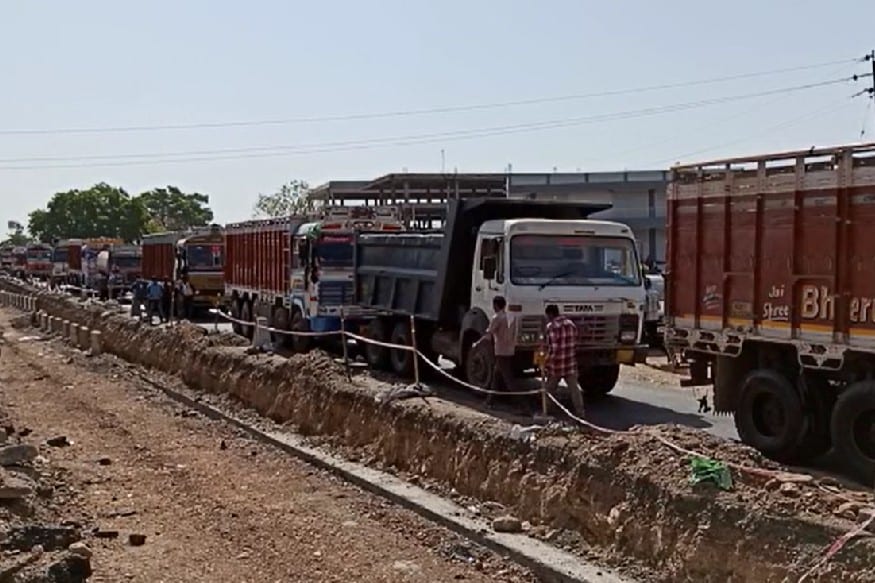 આ લોકોની એક જ માંગણી હતી કે તેમને વતન મોકલવામાં આવે. આ તમામ લોકો રાજસ્થાન બોર્ડર તરફ જવા માટે પ્રયાસ કરી રહ્યા હતા. હોબાળા બાદ હાઇવે પર ચક્કાજામને કારણે ટ્રાફિક જામના દ્રશ્યો જોવા મળ્યા હતા. આ લોકોની એક જ માંગણી હતી કે તેમને વતન મોકલવામાં આવે. આ તમામ લોકો રાજસ્થાન બોર્ડર તરફ જવા માટે પ્રયાસ કરી રહ્યા હતા. હોબાળા બાદ હાઇવે પર ચક્કાજામને કારણે ટ્રાફિક જામના દ્રશ્યો જોવા મળ્યા હતા.