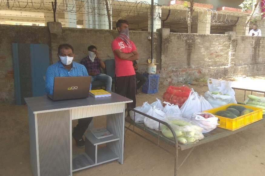 સંજય ટાંક, અમદાવાદ : કોરોના (Coronavirus)ના વધતા જતા ચેપ અને લૉકડાઉન (Lockdown)ને ઘણાની હાલત કફોડી કરી નાખી છે. આ સમયે અમદાવાદના ચાંદખેડામાં રહેતા એક યુવકે લોકોને કોરોનાના સંક્રમણથી બચાવવા ઑનલાઈન શાકભાજી વિતરણ શરૂ કર્યું છે. જે માટે તેણે પોતાના બેન્ક કન્સલ્ટન્ટનો ધંધો છોડી ઑનલાઈન શાકભાજી વેચવા એપ્લિકેશન બનાવી છે. સંજય ટાંક, અમદાવાદ : કોરોના (Coronavirus)ના વધતા જતા ચેપ અને લૉકડાઉન (Lockdown)ને ઘણાની હાલત કફોડી કરી નાખી છે. આ સમયે અમદાવાદના ચાંદખેડામાં રહેતા એક યુવકે લોકોને કોરોનાના સંક્રમણથી બચાવવા ઑનલાઈન શાકભાજી વિતરણ શરૂ કર્યું છે. જે માટે તેણે પોતાના બેન્ક કન્સલ્ટન્ટનો ધંધો છોડી ઑનલાઈન શાકભાજી વેચવા એપ્લિકેશન બનાવી છે.