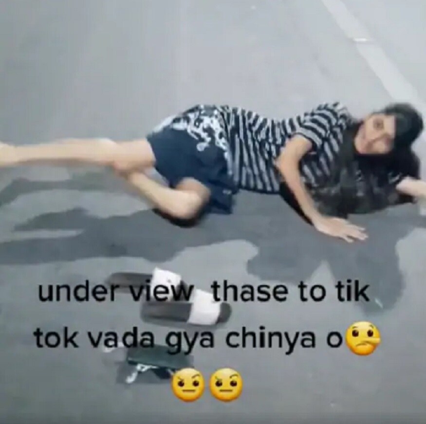 સોશિયલ મીડિયામાં ટિકટોકમાં rocksonunayak74 નામના યુઝર આઈડીના બે વીડિયો વાઇરલ થયા છે. જેમાં યુવતી એક વીડિયો બનાવતા બોલે છે કે આ છે અમારા ઇસનપુરનો બ્રિજ જે પડ્યો છે કોરે કોરો લોકડાઉન ખોલો, મોદીજી લોકડાઉન ખોલો કહી હસી રહી છે. અને આખો બ્રિજ બતાવી રહી છે. જ્યારે બીજા વીડિયોમાં બ્રિજ ઓર સુઈને બોલે છે કે લોકડાઉન પતે ને એટલે આવી રીતે સૂઈને બતાવજો બરાબર મેં તો બતાવી દીધું તમે સૂઈને બતાવજો. સોશિયલ મીડિયામાં ટિકટોકમાં rocksonunayak74 નામના યુઝર આઈડીના બે વીડિયો વાઇરલ થયા છે. જેમાં યુવતી એક વીડિયો બનાવતા બોલે છે કે આ છે અમારા ઇસનપુરનો બ્રિજ જે પડ્યો છે કોરે કોરો લોકડાઉન ખોલો, મોદીજી લોકડાઉન ખોલો કહી હસી રહી છે. અને આખો બ્રિજ બતાવી રહી છે. જ્યારે બીજા વીડિયોમાં બ્રિજ ઓર સુઈને બોલે છે કે લોકડાઉન પતે ને એટલે આવી રીતે સૂઈને બતાવજો બરાબર મેં તો બતાવી દીધું તમે સૂઈને બતાવજો.