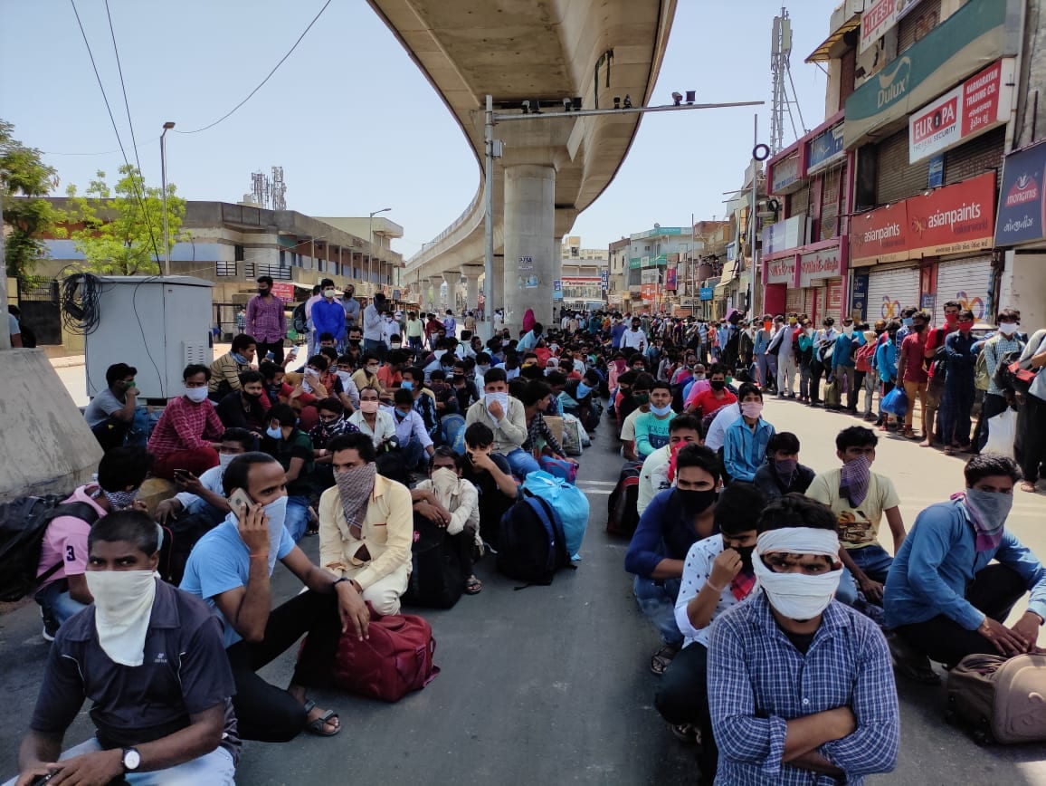 ઇટી છાપા મુજબ ઇ કોર્મ્સ ડિલિવરી અને વેયરહાઉસ સ્ટાફની સેલેરી પણ હવે 50-100 ટકા વધી ગઇ છે. સ્થિતિ સામાન્ય દેખાય છે પમ પણ પૂરી રીતે તેમાં સુધાર નથી આવ્યો. ફિલ્પકાર્ટ અને એમેઝોન 70-100 ટકા પગાર વધારાનો સામનો કરી રહ્યા છે. ત્યાં જ ગ્રોફર્સે કહ્યું કે તેણે 25-30 ટકા વધુ પેમન્ટ કરી છે. ઓનલાઇન ગ્રોસરી વહેંચતી કંપનીનો લોકડાઉન દરમિયાન વેપાર ચાલી રહ્યો છે. પણ ફ્લિપકાર્ટ અને એમેઝોનનો ગ્રોથ ત્યાં નો ત્યાં જ અટકીને ઊભો છે. ઇટી છાપા મુજબ ઇ કોર્મ્સ ડિલિવરી અને વેયરહાઉસ સ્ટાફની સેલેરી પણ હવે 50-100 ટકા વધી ગઇ છે. સ્થિતિ સામાન્ય દેખાય છે પમ પણ પૂરી રીતે તેમાં સુધાર નથી આવ્યો. ફિલ્પકાર્ટ અને એમેઝોન 70-100 ટકા પગાર વધારાનો સામનો કરી રહ્યા છે. ત્યાં જ ગ્રોફર્સે કહ્યું કે તેણે 25-30 ટકા વધુ પેમન્ટ કરી છે. ઓનલાઇન ગ્રોસરી વહેંચતી કંપનીનો લોકડાઉન દરમિયાન વેપાર ચાલી રહ્યો છે. પણ ફ્લિપકાર્ટ અને એમેઝોનનો ગ્રોથ ત્યાં નો ત્યાં જ અટકીને ઊભો છે.