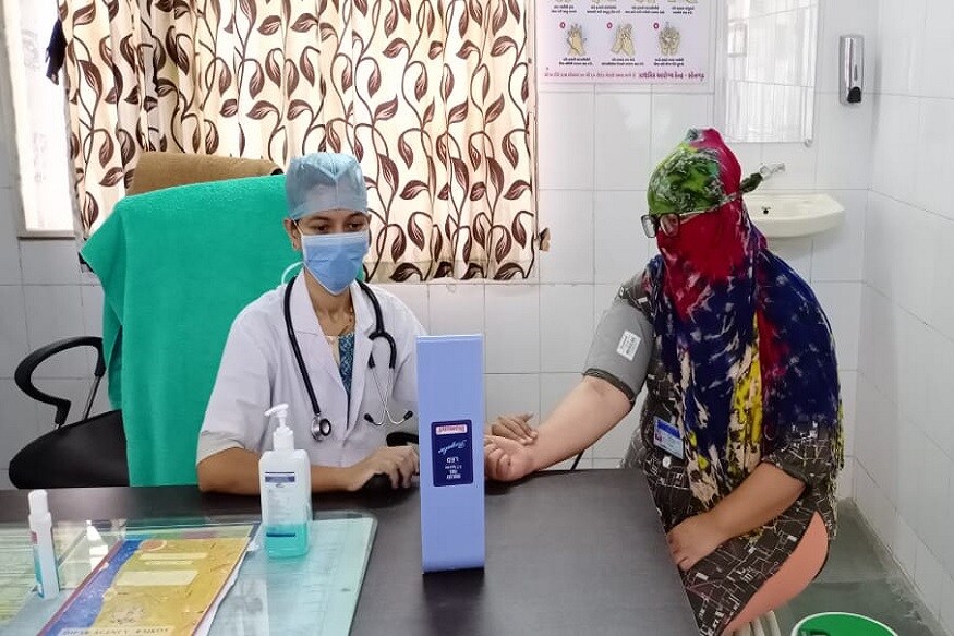 કોરોનાની મહામારીથી (corona pandemic) લોકોને બચાવવામાં આરોગ્ય વિભાગના કર્મચારીઓ ફ્રન્ટલાઇન કોરોના વૉરિયર (corona warriors) તરીકે જીવની પણ પરવા કર્યા વિના સતત દર્દીઓની સારવાર અને નવા દર્દીઓની ચકાસણી કરવા માટે કોરોનાગ્રસ્ત વિસ્તારોની મુલાકાત લઈ નિષ્ઠાપૂર્વક પોતાની ફરજ અદા કરી રહ્યા છે. મળીએ, ભાવનગર (bhavnagar) જિલ્લાના સિહોરમાં કાર્યરત્ આવા જ એક કોરોના વોરિયરને. નામ છે, ડૉ. આરતી બસિયા. (સંજય જોશી, અમદાવાદ) કોરોનાની મહામારીથી (corona pandemic) લોકોને બચાવવામાં આરોગ્ય વિભાગના કર્મચારીઓ ફ્રન્ટલાઇન કોરોના વૉરિયર (corona warriors) તરીકે જીવની પણ પરવા કર્યા વિના સતત દર્દીઓની સારવાર અને નવા દર્દીઓની ચકાસણી કરવા માટે કોરોનાગ્રસ્ત વિસ્તારોની મુલાકાત લઈ નિષ્ઠાપૂર્વક પોતાની ફરજ અદા કરી રહ્યા છે. મળીએ, ભાવનગર (bhavnagar) જિલ્લાના સિહોરમાં કાર્યરત્ આવા જ એક કોરોના વોરિયરને. નામ છે, ડૉ. આરતી બસિયા. (સંજય જોશી, અમદાવાદ)