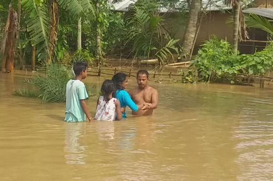 NDRF અને SDRFએ ગોલપરામાં છેલ્લા 24 કલાકમાં 9 લોકોના જીવ બચાવ્યા છે, જ્યારે પ્રભાવિત લોકોની વચ્ચે 172.53 ક્વિન્ટલ ચોખા, દાળ, મીઠું અને 804.42 લીટર સરસીયાના તેલની સાથે અન્ય જરૂરી વસ્તુઓ પૂરી પાડી છે. NDRF અને SDRFએ ગોલપરામાં છેલ્લા 24 કલાકમાં 9 લોકોના જીવ બચાવ્યા છે, જ્યારે પ્રભાવિત લોકોની વચ્ચે 172.53 ક્વિન્ટલ ચોખા, દાળ, મીઠું અને 804.42 લીટર સરસીયાના તેલની સાથે અન્ય જરૂરી વસ્તુઓ પૂરી પાડી છે.